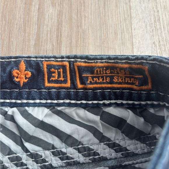 Rock revival Distressed Blue Jeans NWOT - Picture 9 of 10